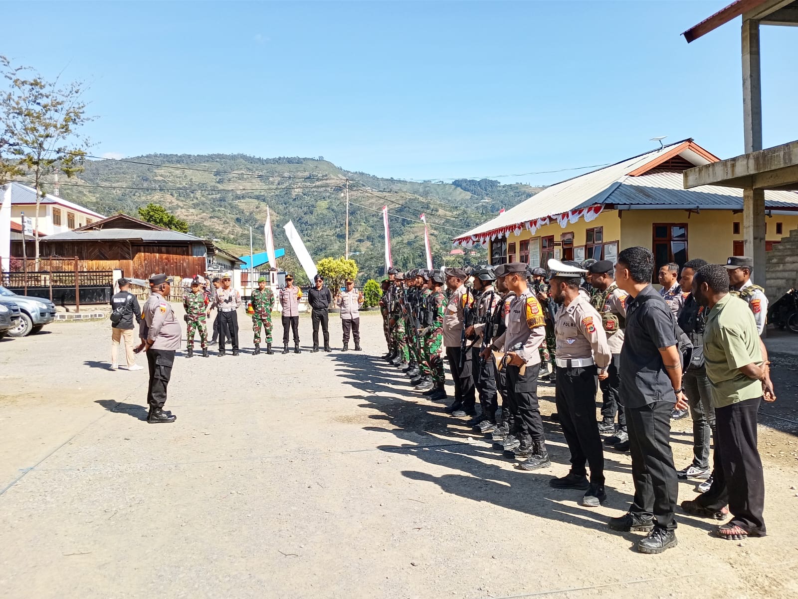 TNI-POLRI GELAR PATROLI GABUNGAN DI TOLIKARA ANTISIPASI GANGGUAN KAMTIBMAS DAN CIPTAKAN RASA AMAN BAGI MASYRAKAT