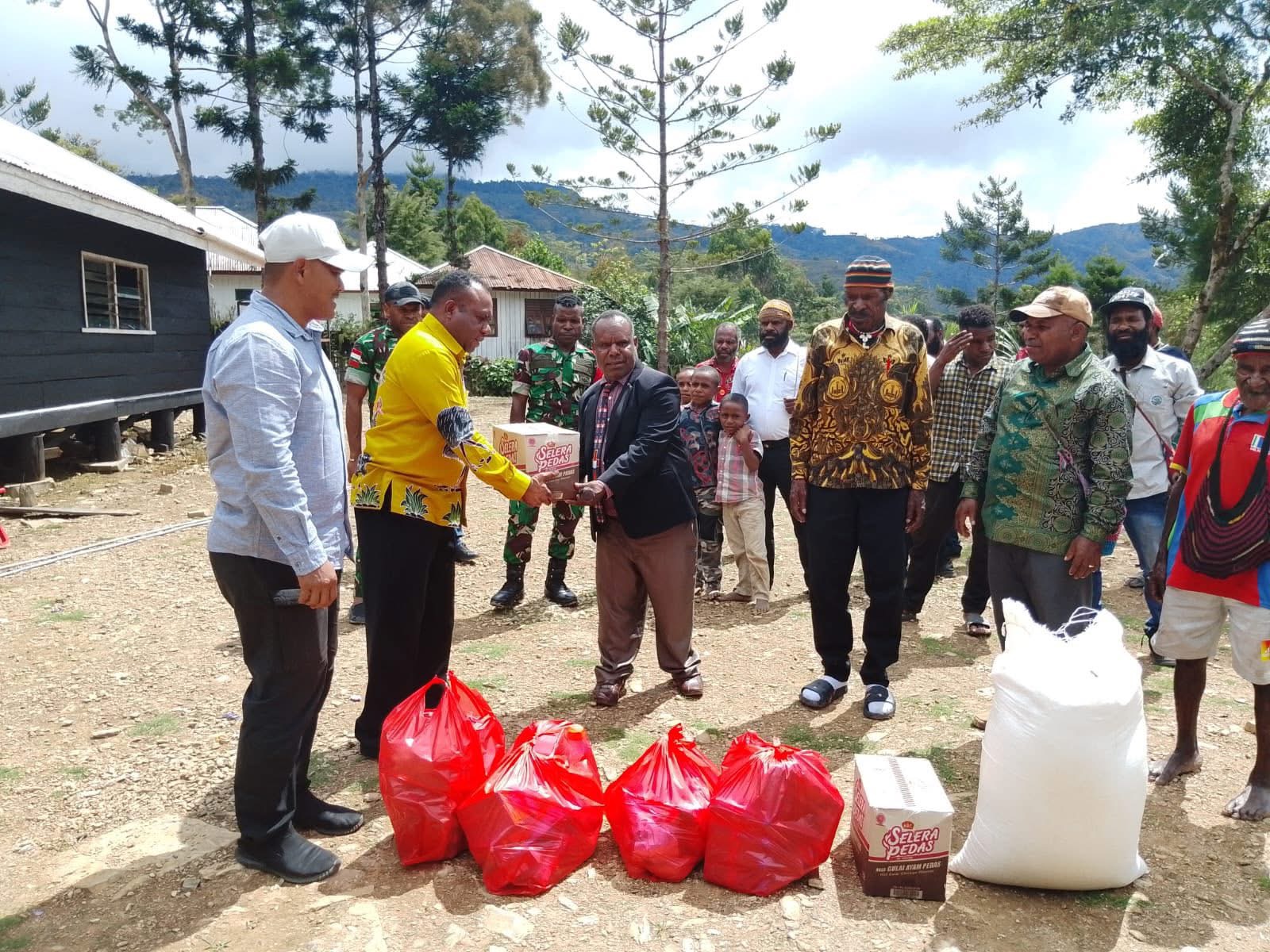 TNI HADIR UNTUK RAKYAT , *DANDIM 1716/TOLIKARA SALURKAN BANTUAN SEMBAKO KEPADA JEMAAT IFAR GUNUNG TOLIKARA*